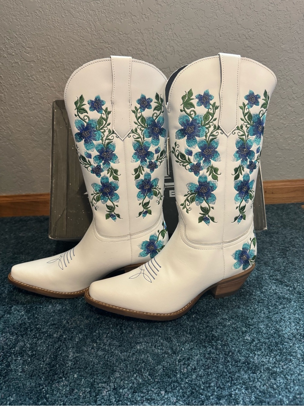 dingo White Western Boots with Blue Floral Embroidery